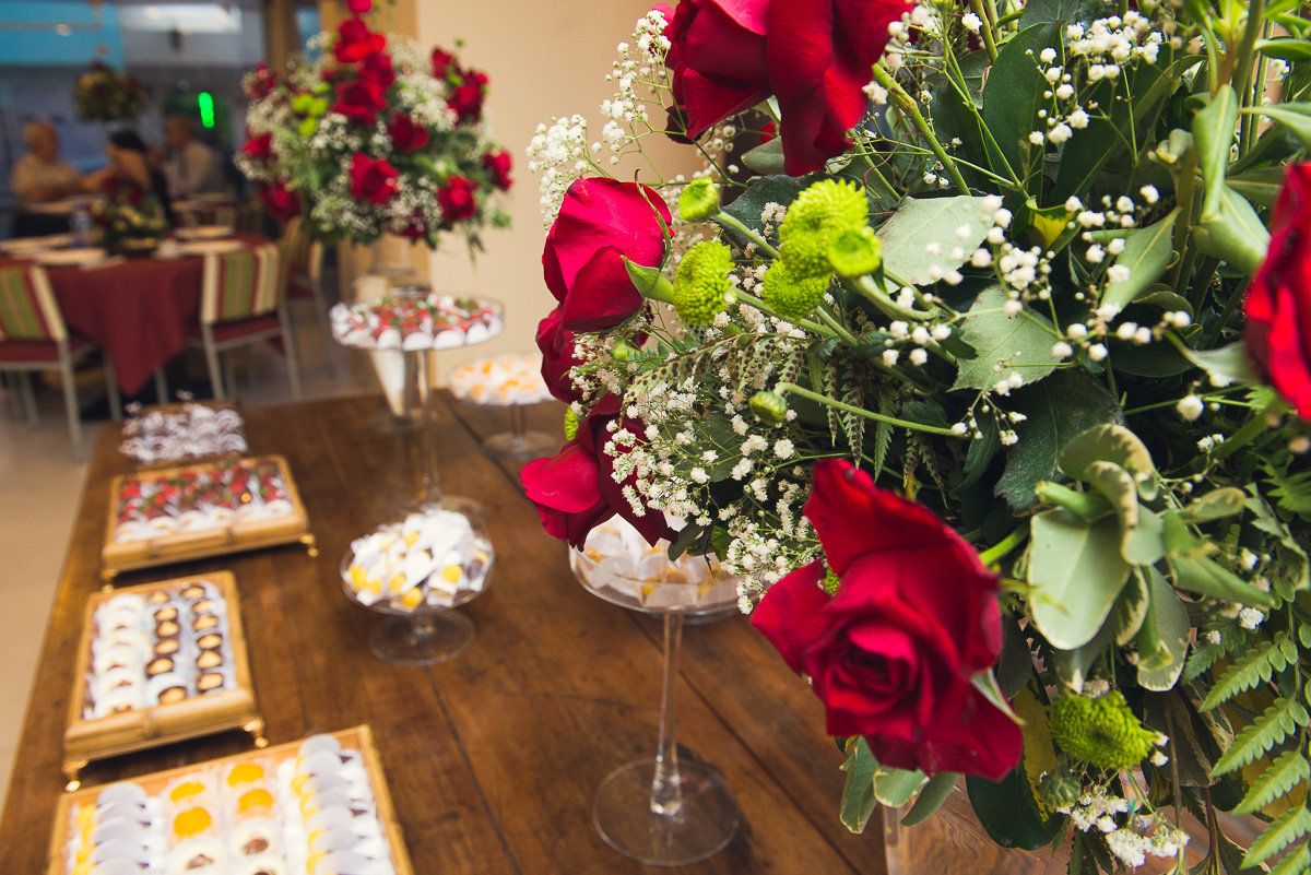 Detalhe da mesa de doces decorada na recepção da formanda de medicina. Foto - Marco Moscarelli
