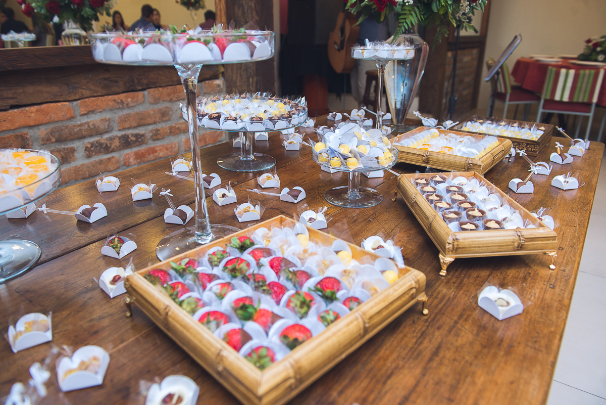 Detalhe da mesa de doces decorada na recepção da formanda de medicina. Foto - Marco Moscarelli