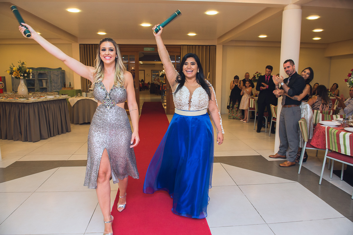 Entrada da formanda de Medicina na sua recepç´ão de formatura. Foto - Marco Moscarelli