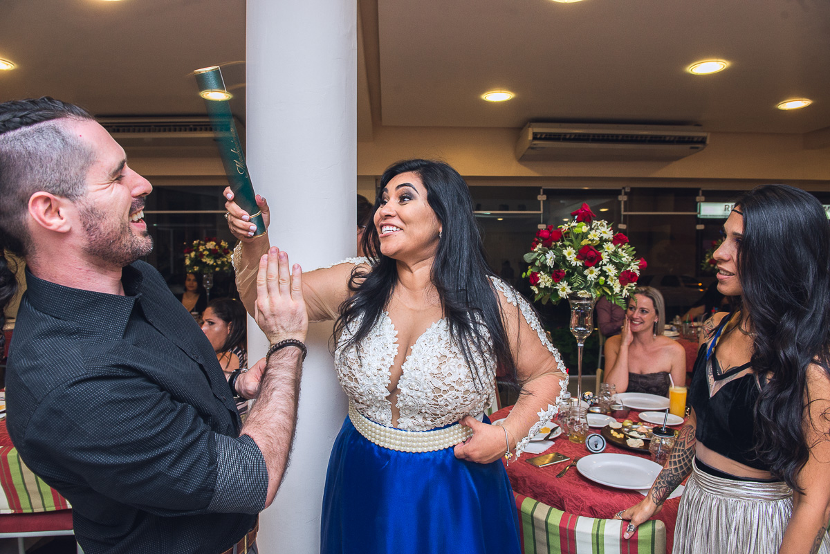 Formanda de medicina brincando com seu canudo.