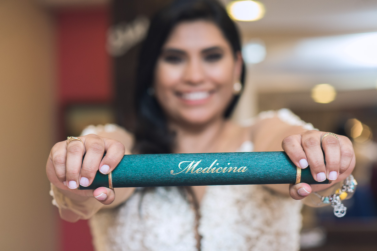 Formanda de medicina posando com seu canudo de formatura. Foto - Marco Moscarelli