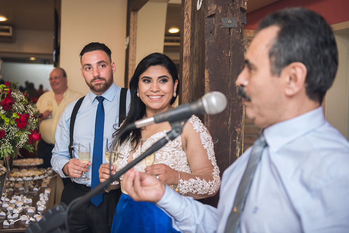 Pai da formanda de medicina faxendo seu discurso. Foto - Marco Moscarelli