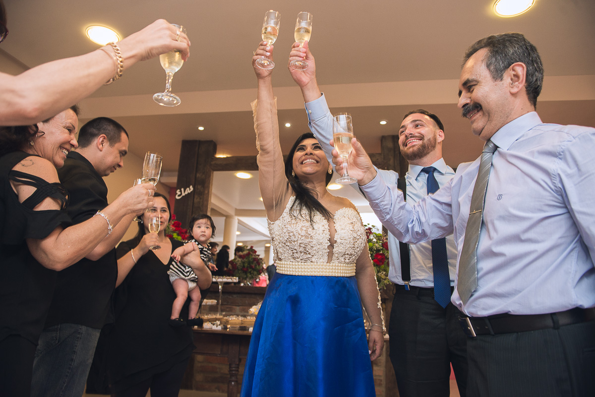 Lin da foto do brinde da formanda de medicina com seus convidados durante a recepção de formatura. Foto - Marco Moscarelli