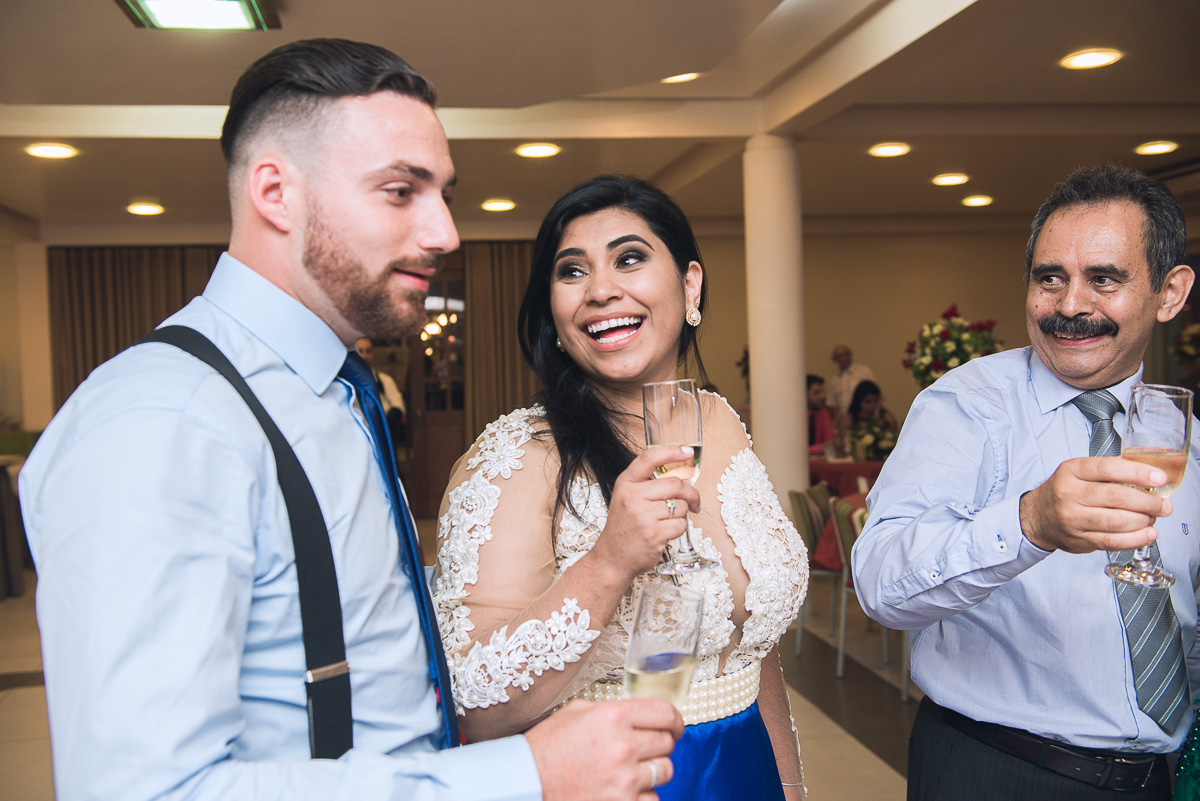 Belo sorriso da formanda de medicina para o seu noivo durante a recepção de formatura. Foto - Marco Moscarelli