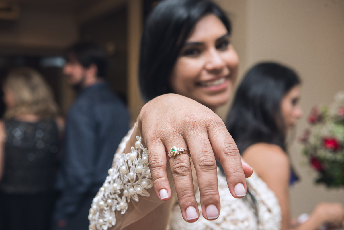 Fotografia em detalhe do anel de formatura da formanda de medicina durante a recepçãp de formatura. Foto - Marco Moscarelli