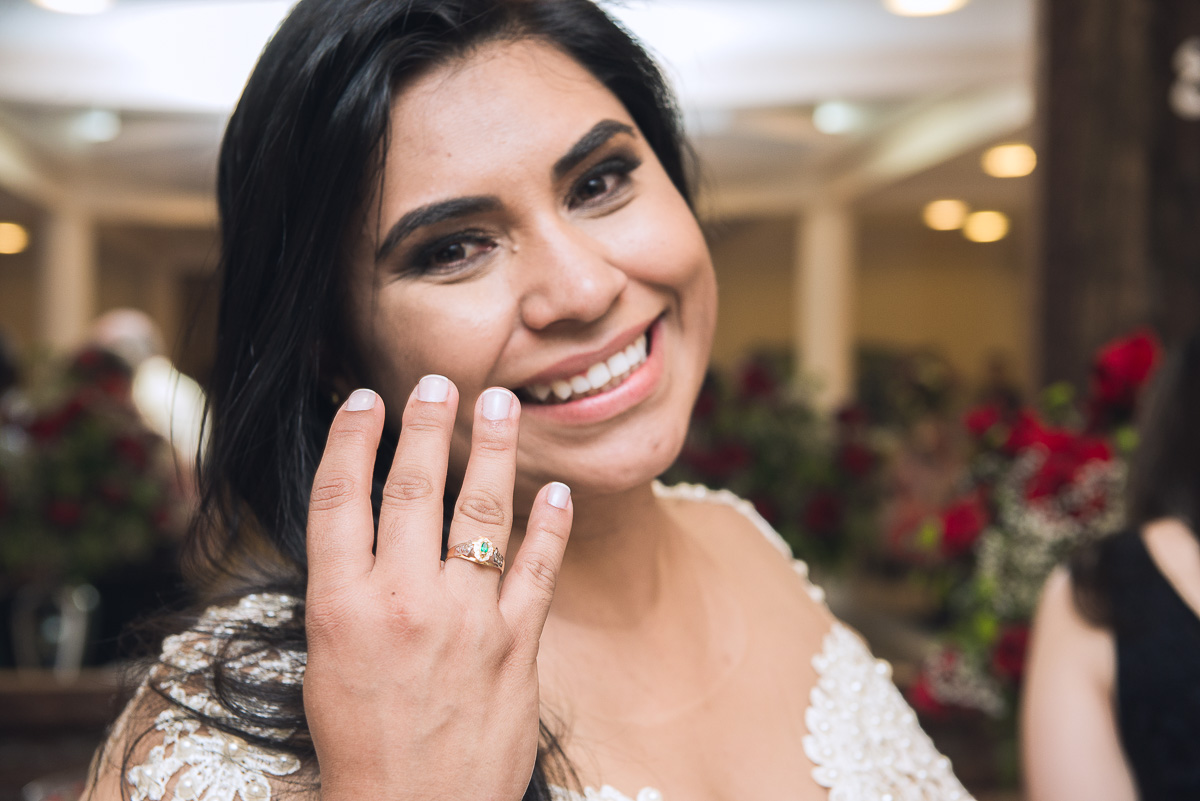 Fotografia em detalhe do anel de formatura da formanda de medicina durante a recepçãp de formatura. Foto - Marco Moscarelli