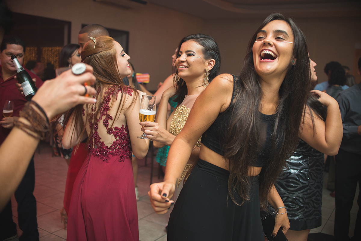 Convidados se divertindo durante o baile dos formandos. Foto por Marco Moscarelli.