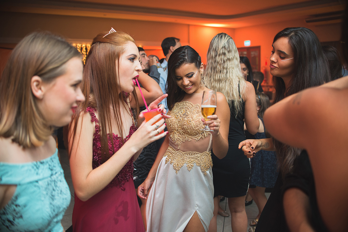 Convidados se divertindo durante o baile dos formandos. Foto por Marco Moscarelli.