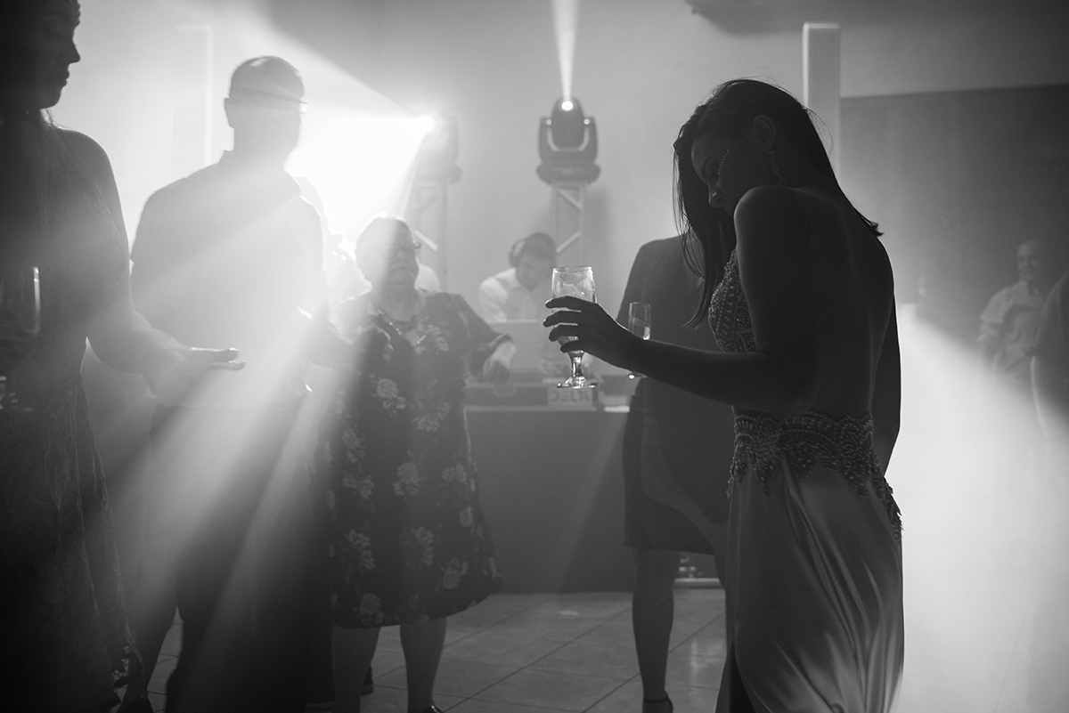 Convidados se divertindo durante o baile dos formandos. Foto por Marco Moscarelli.