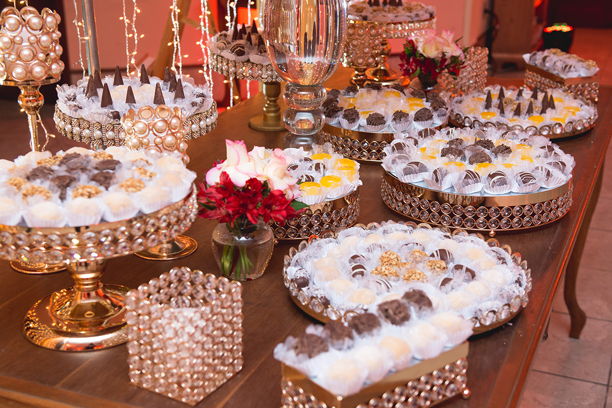 Detalhe da decoração da decoração da mesa das formandas.