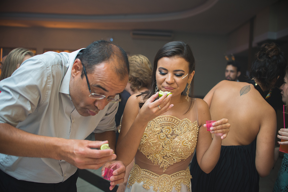 Convidados se divertindo durante o baile dos formandos. Foto por Marco Moscarelli.