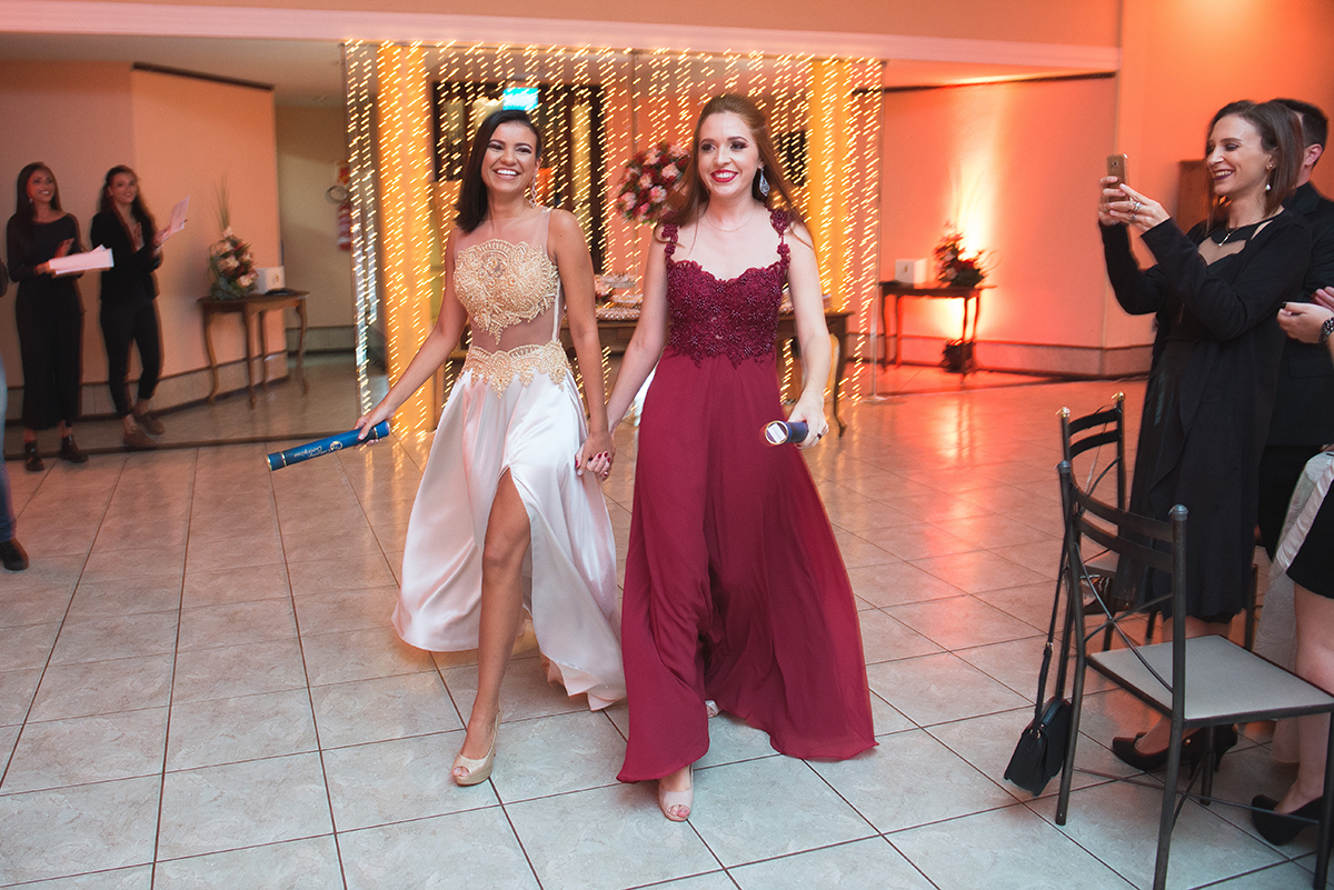 Fotografia do momento da entradas das formandas na recepção de formatura. Foto por Marco Moscarelli