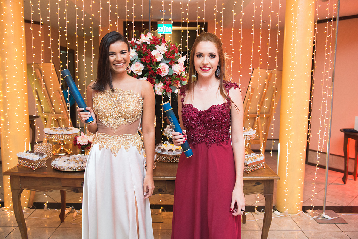 Fotografia do momento da entradas das formandas na recepção de formatura. Foto por Marco Moscarelli