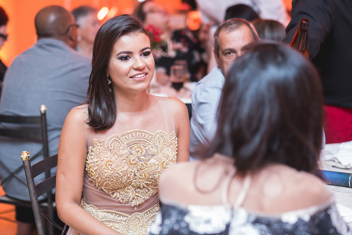 Foto descontraida da formanda durante bate papo com o pai. Foto Marco Moscarelli.