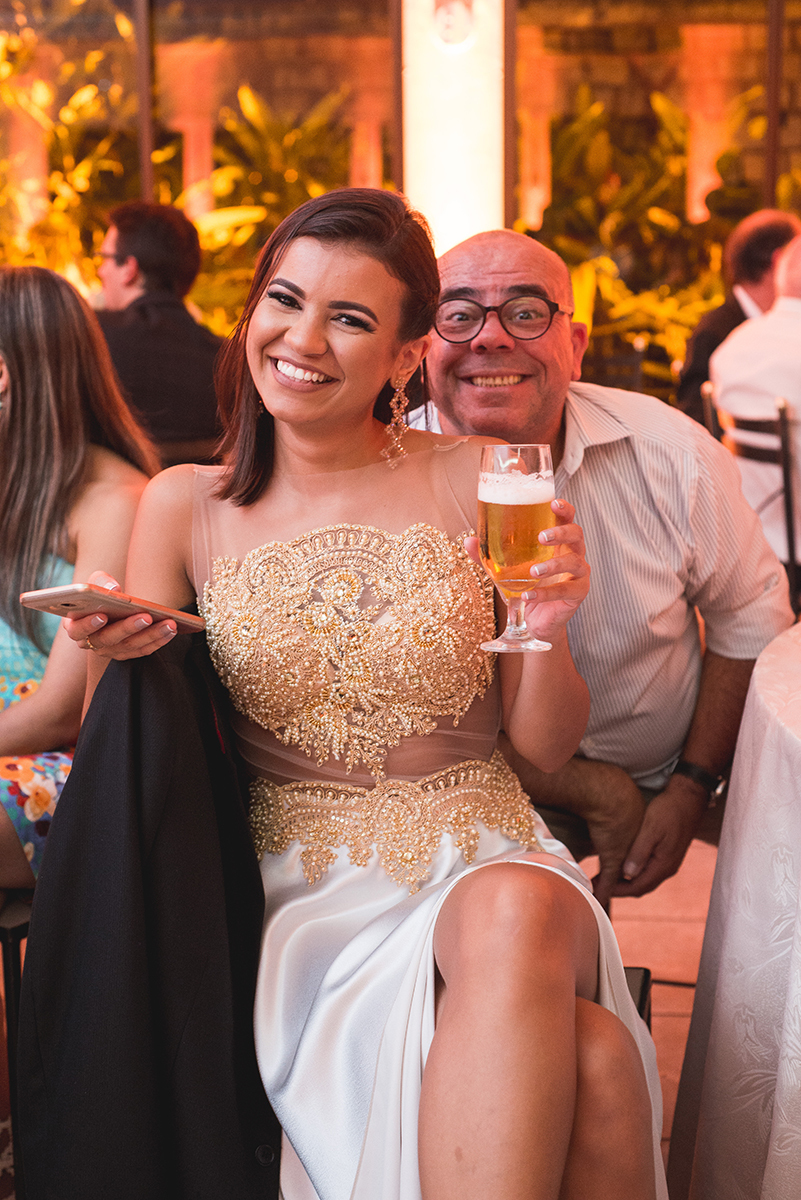 Formanda posando para foto durante momentos descontraidos da recepção de formatura. Foto por Marco Moscarelli.