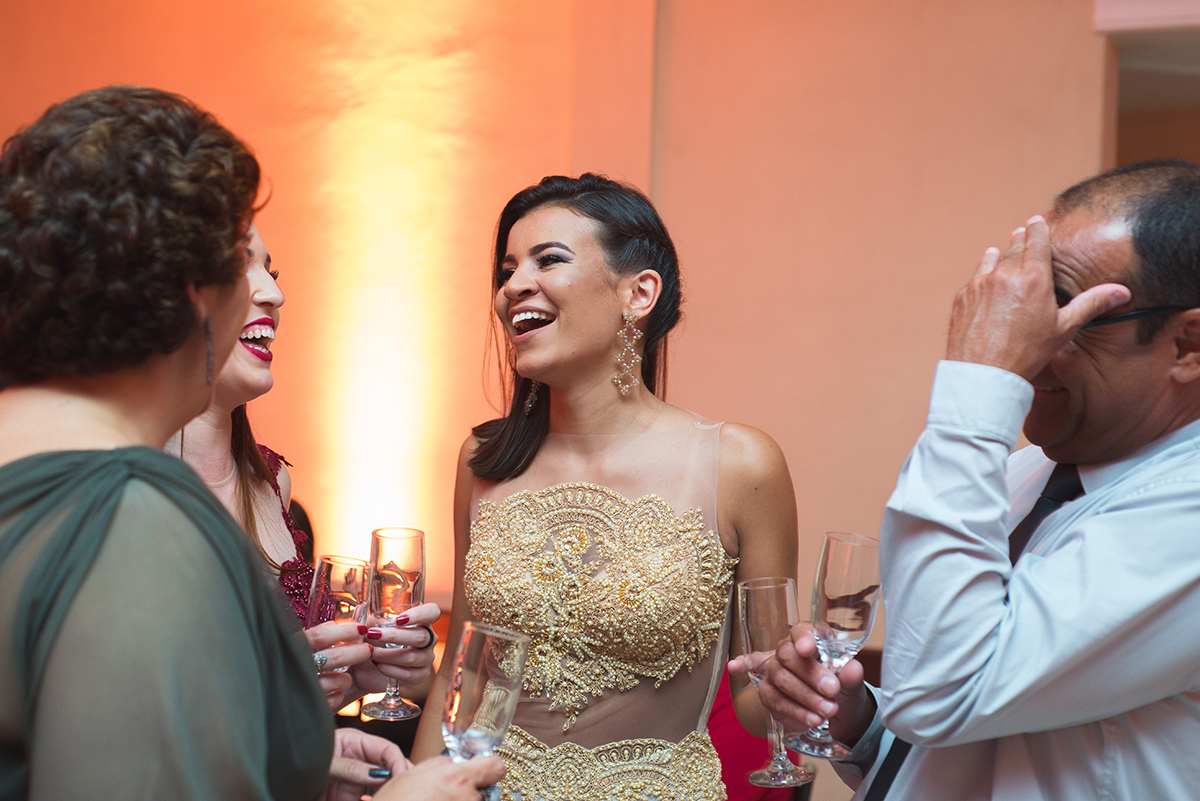 Formanda posando para foto durante momentos descontraidos da recepção de formatura. Foto por Marco Moscarelli.