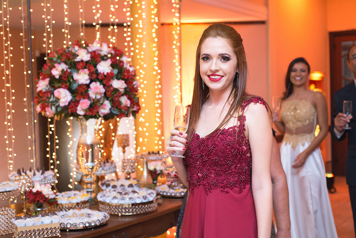 Formanda posando para foto durante o brinde dos formandos. Foto por Marco Moscarelli