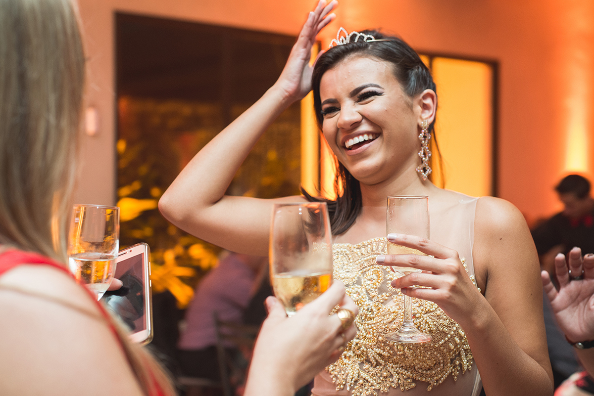 Formandas em um momento divertido durante o brinde na recepção de formatura. Foto por Marco Moscarelli.