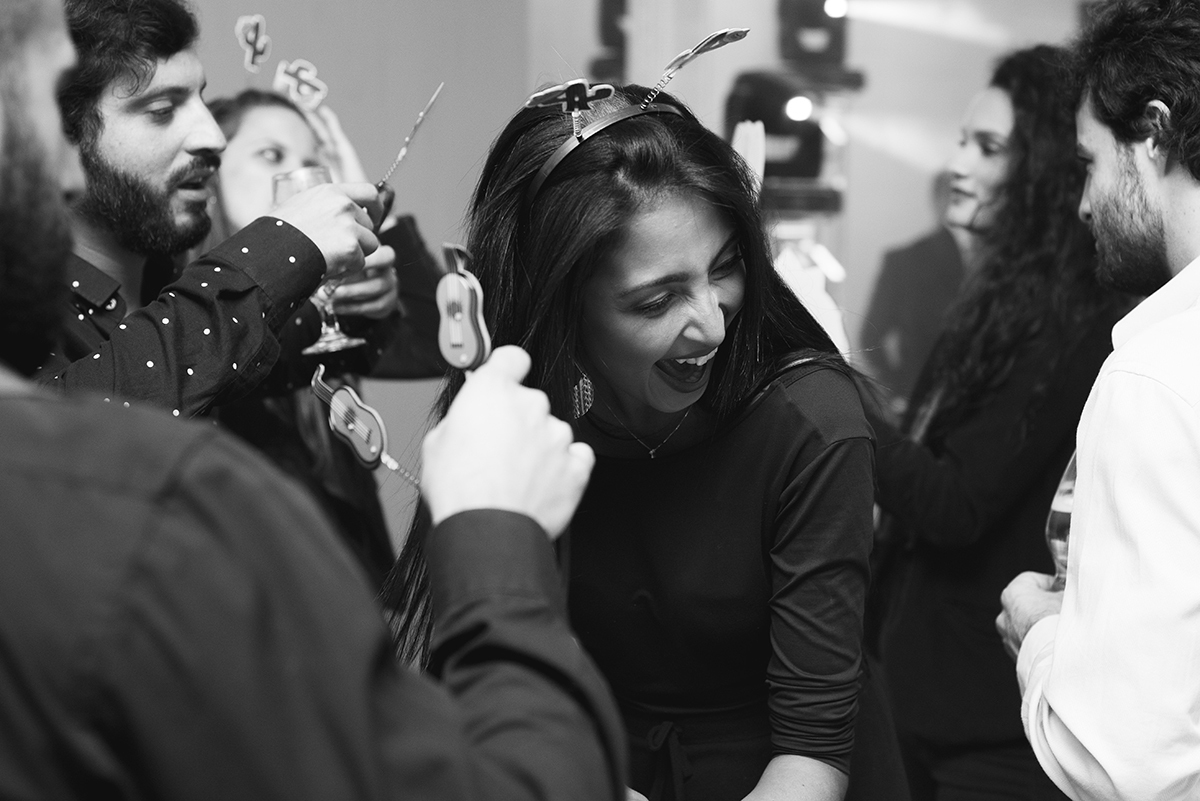 Convidada dançando e se divertindo durante a recepção de formatura. Foto por Marco Moscarelli.