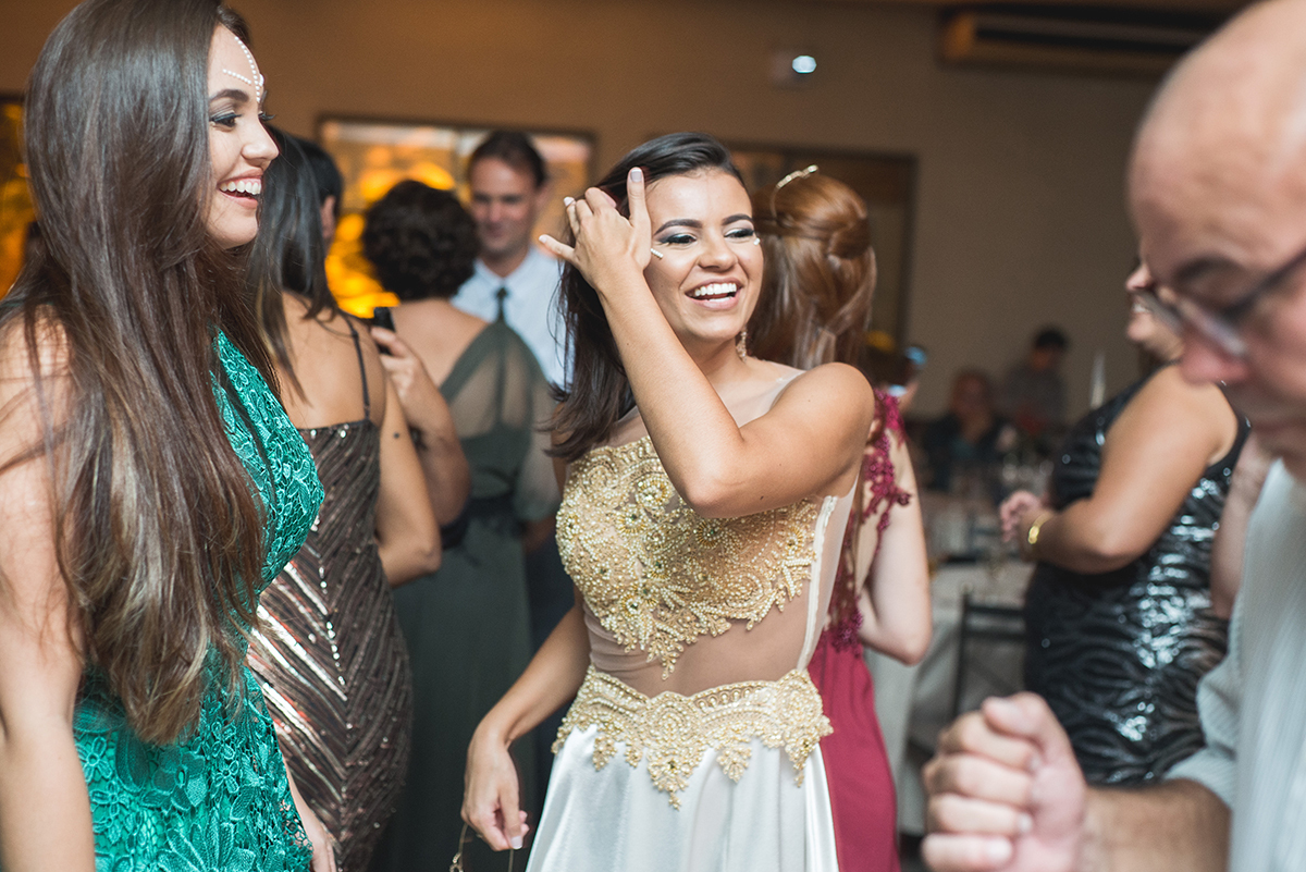 Belo sorriso da formanda durante momentos felizes na sua recepção de formatura. Foto por Marco Moscarelli.