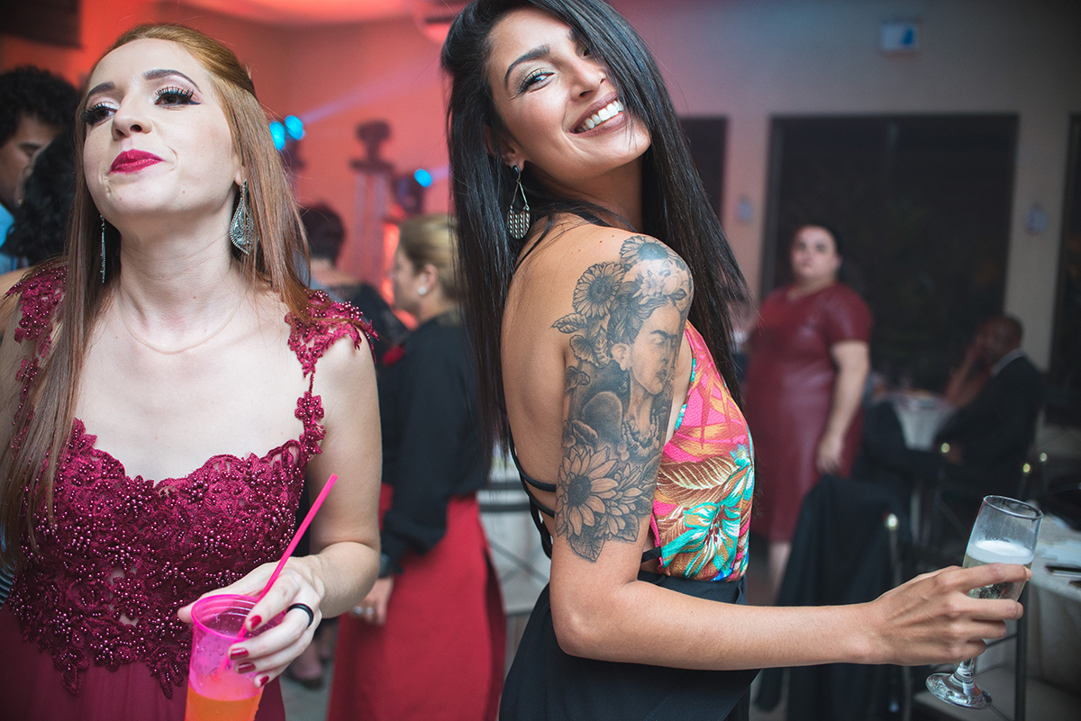 Belo sorriso da de uma convidada durante momentos felizes na sua recepção de formatura. Foto por Marco Moscarelli.