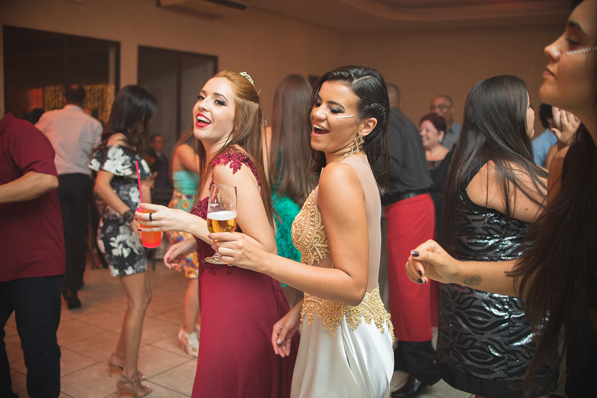 Formandas em momento divertido durante a recepção de formatura. Foto por Marco Moscarelli