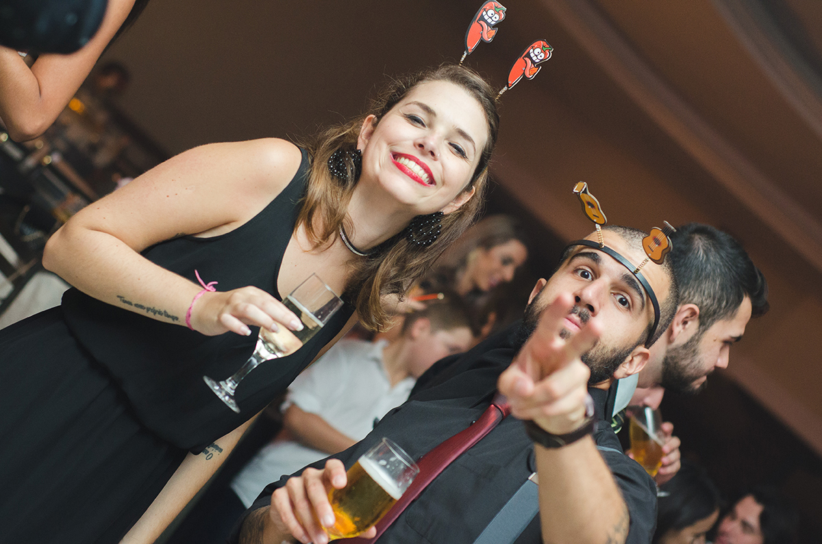 Convidados se divertindo durante o baile dos formandos. Foto por Marco Moscarelli.