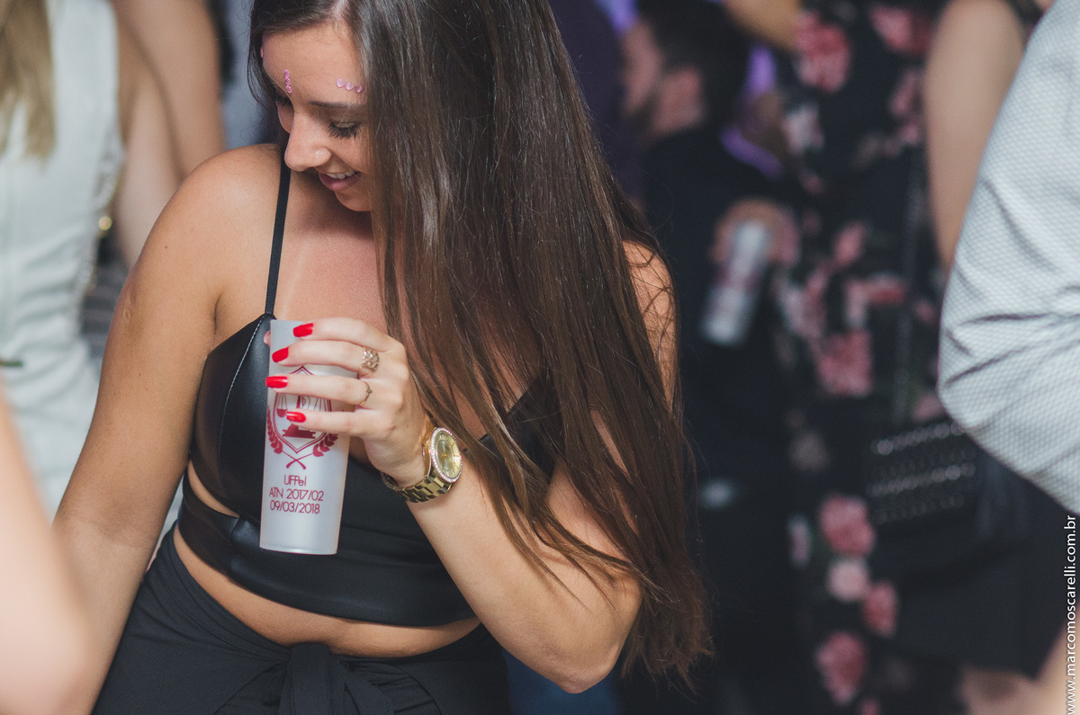 Foto descontraída de uma convidada durante a festa de formatura.