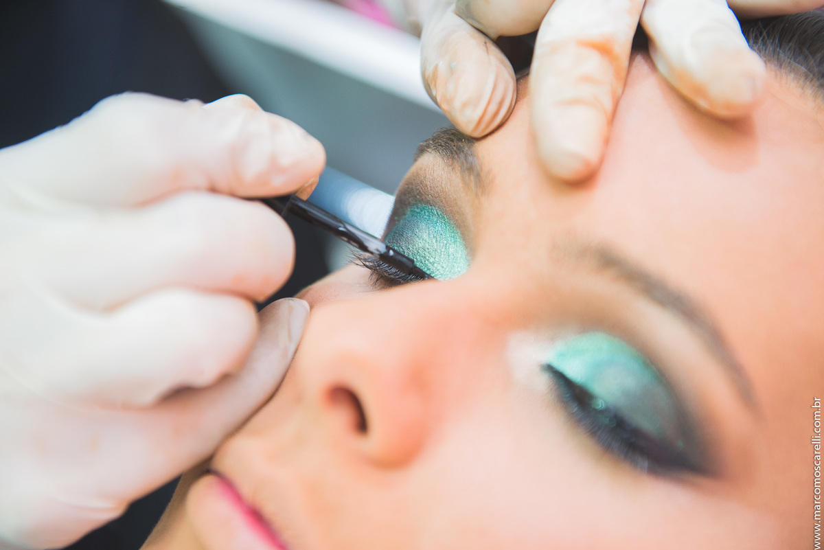 Detalhe da maquiagem da formanda momentos antes da formatura.