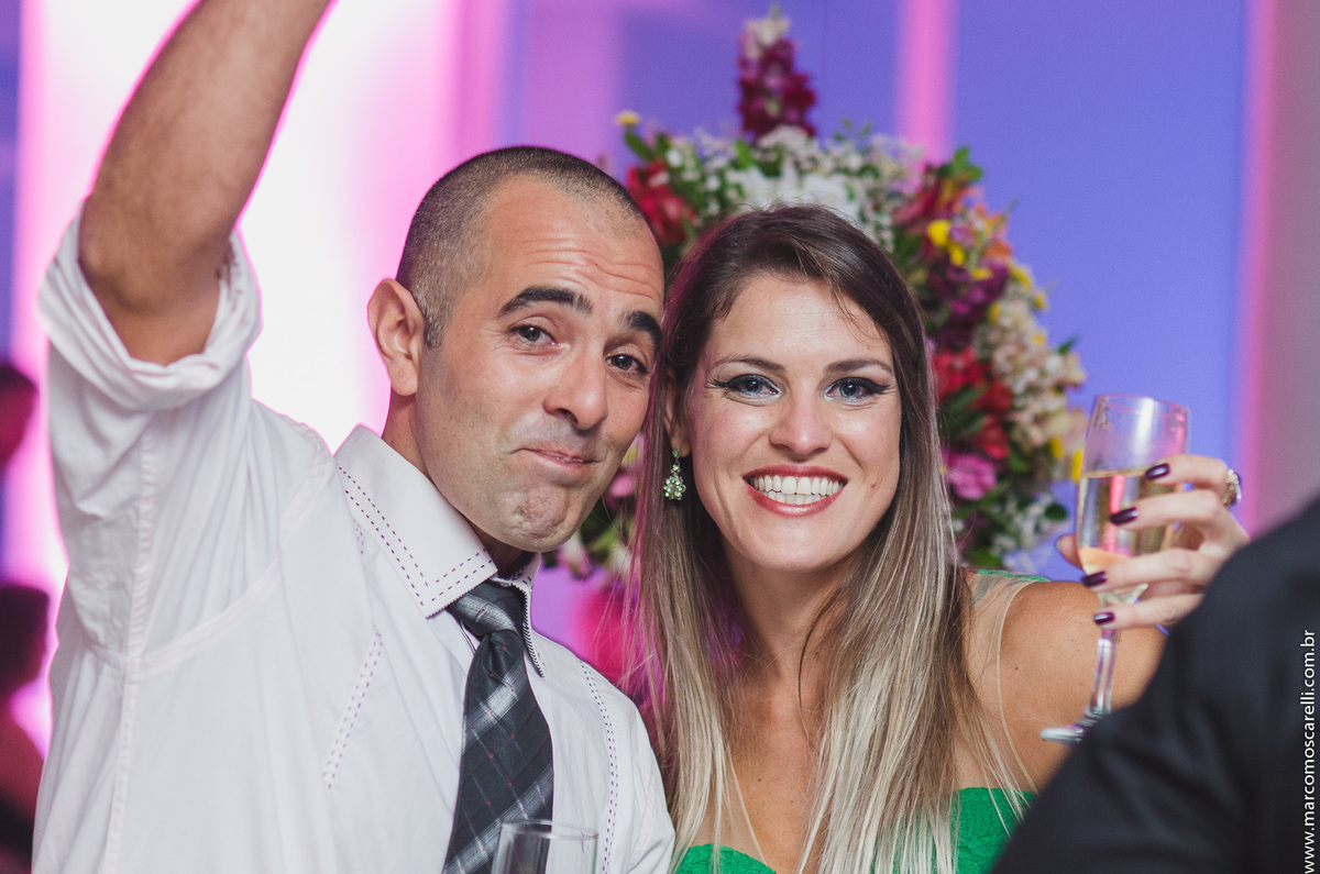 Foto descontraída de uma convidada durante a festa de formatura.