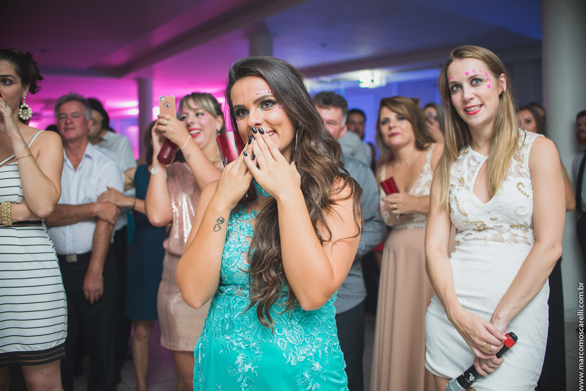 Foto descontraída da formanda durante a exibição do clipe de formatura.