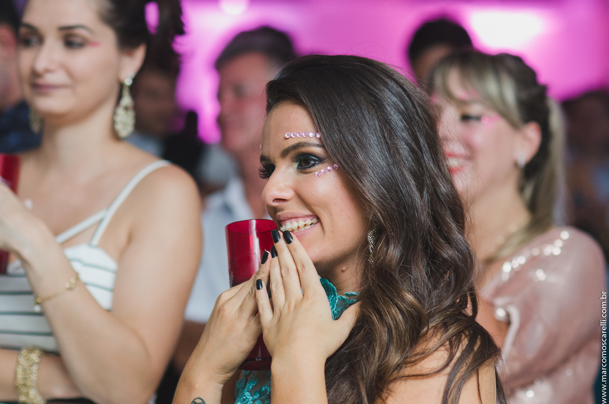Foto descontraída da formanda durante a exibição do clipe de formatura.