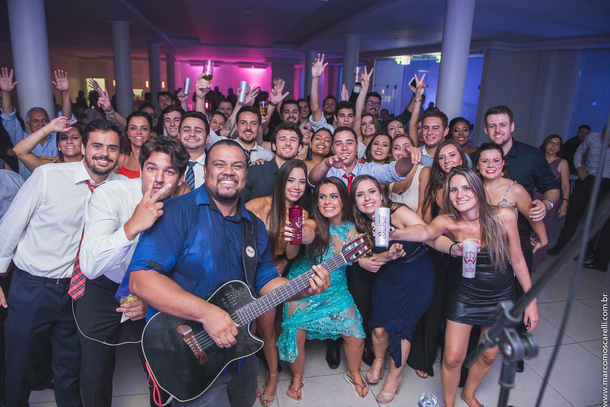 Todos os convidados reunidos para a foto oficial da recepção de formatura.