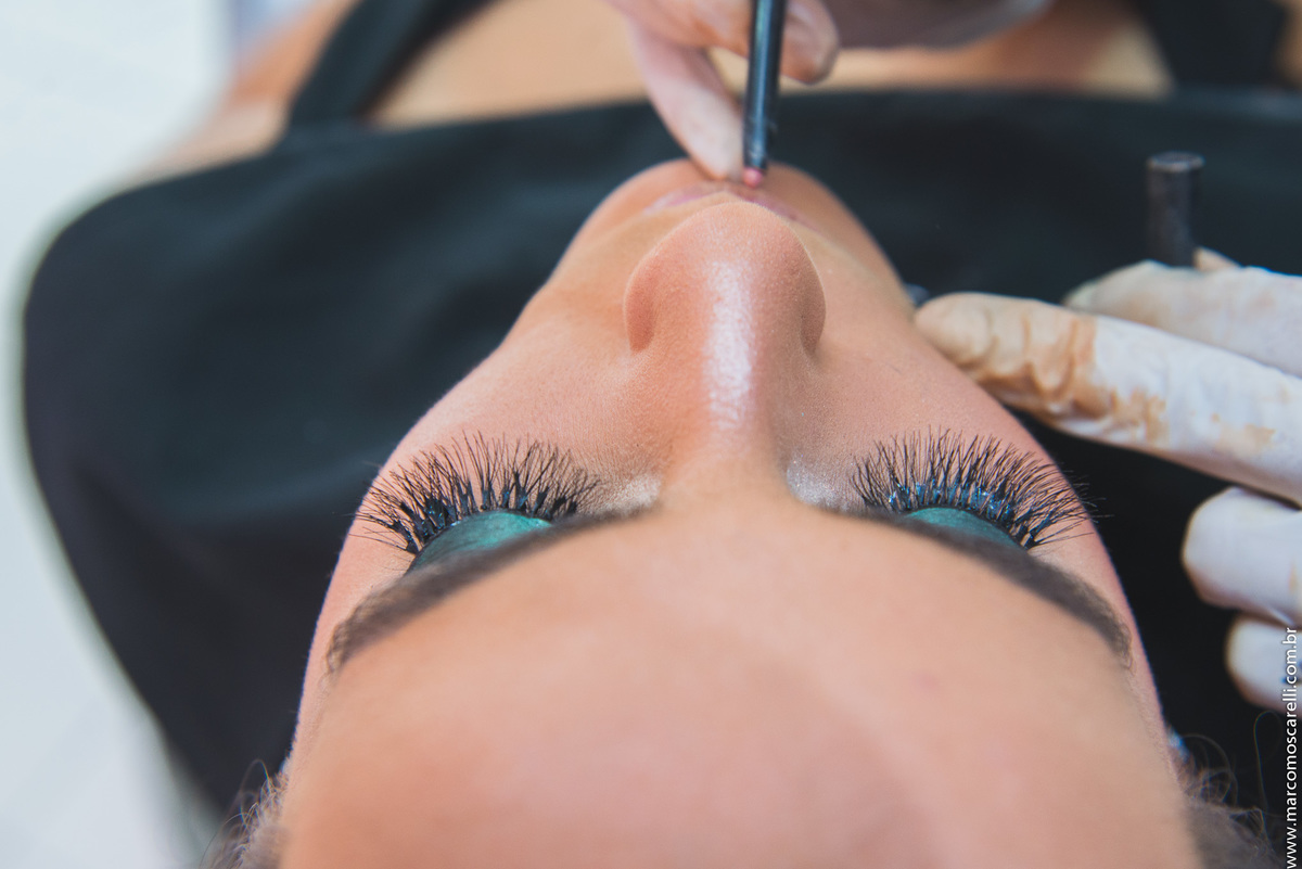 Detalhe da maquiagem da formanda momentos antes da formatura.