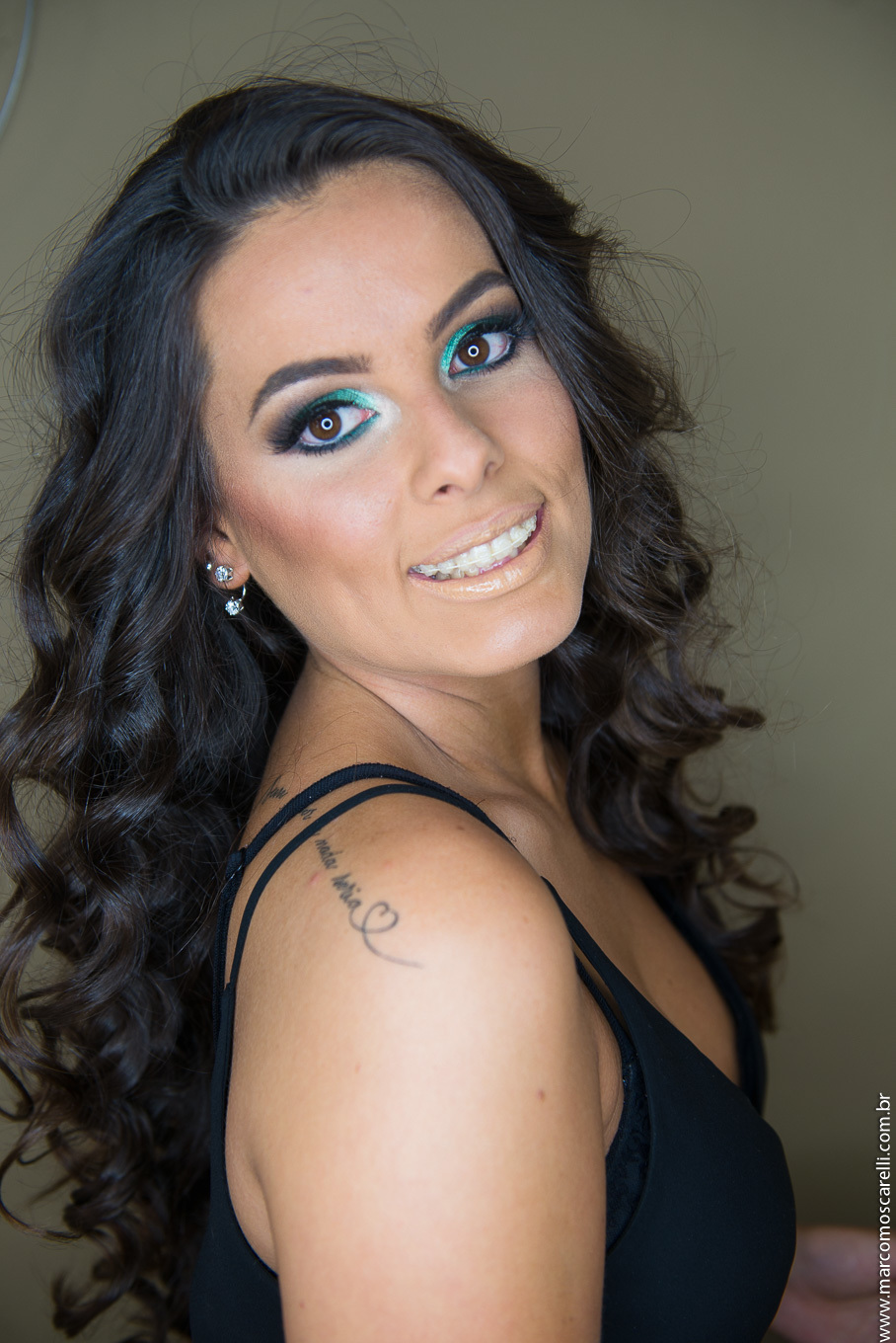 Retrato da formanda após o término da maquiagem para a a formatura.