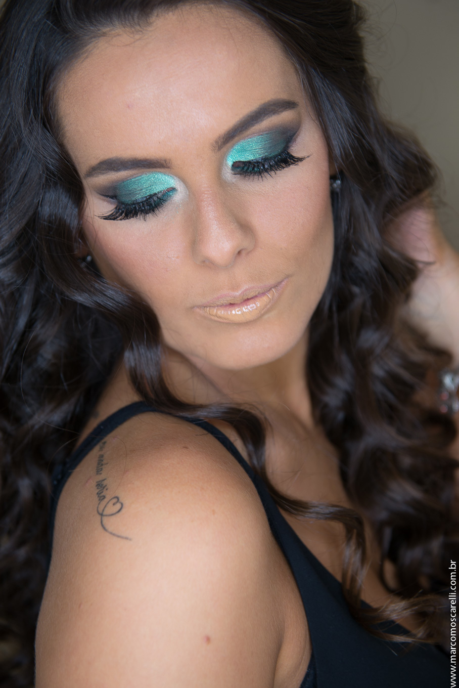 Retrato da formanda após o término da maquiagem para a a formatura.