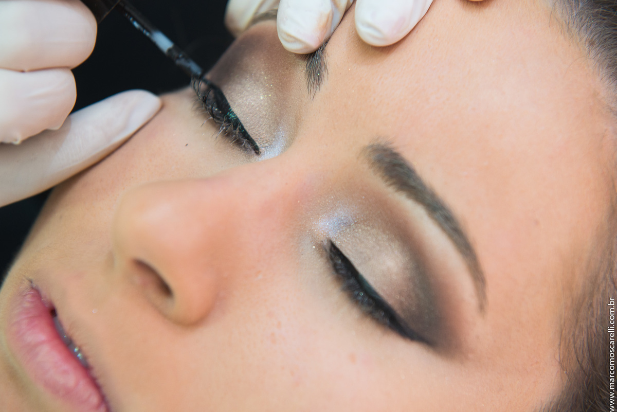 Detalhe da maquiagem da formanda momentos antes da formatura.