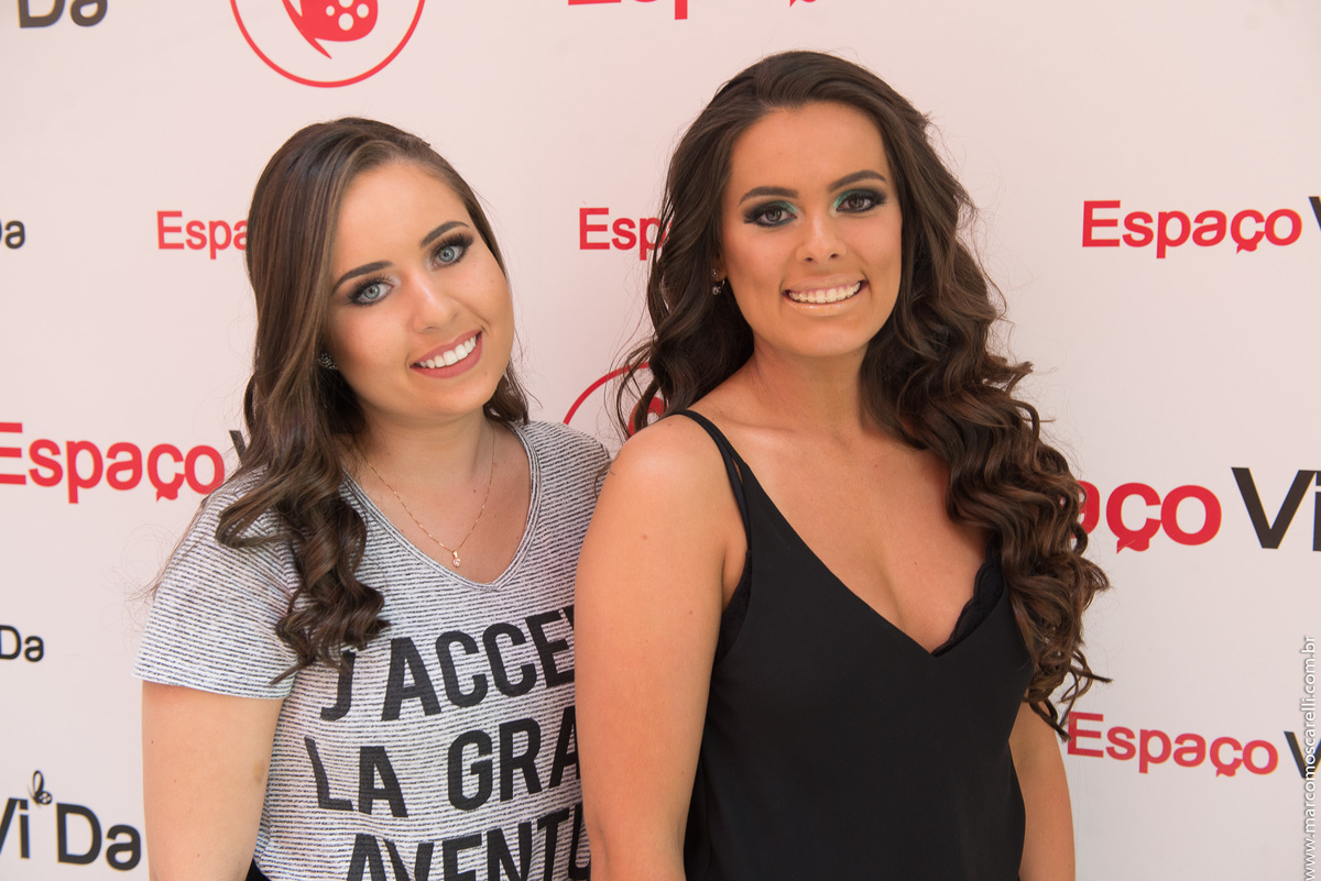 Formandas posando para fotos momentos após o termino da maquiagem no dia da formatura.