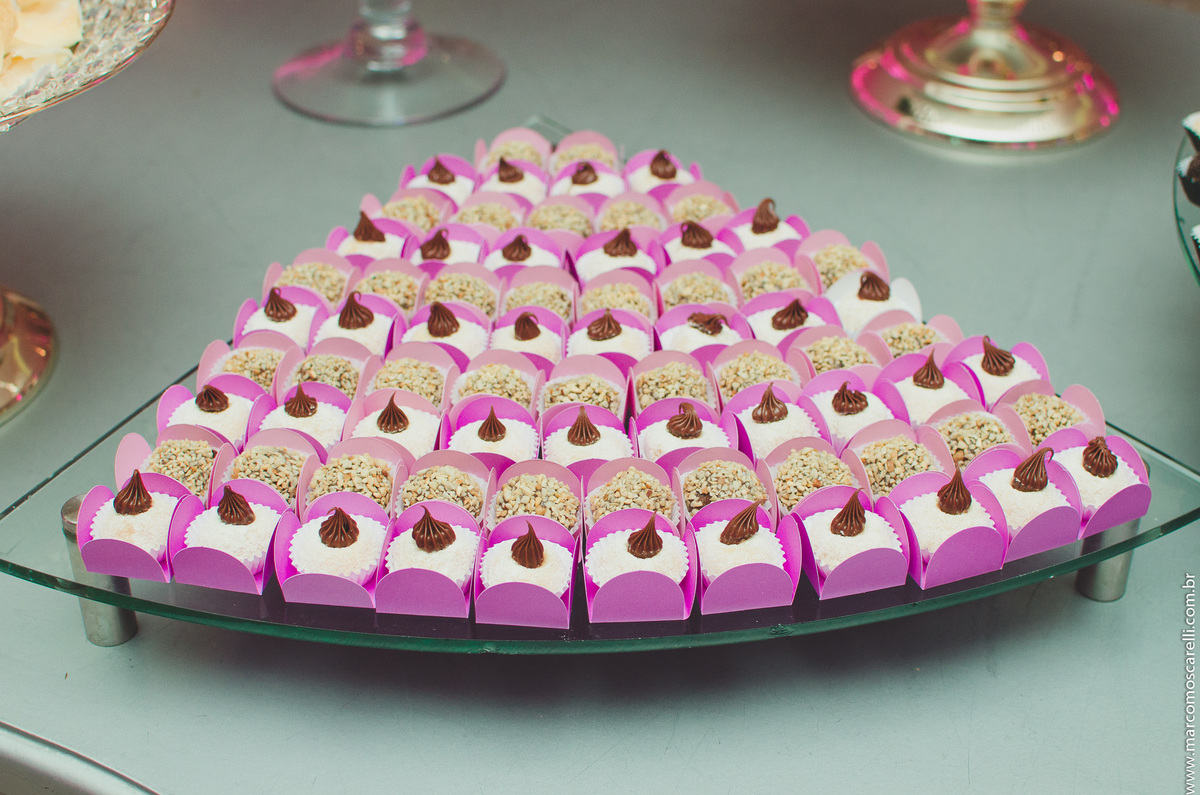 Detalhe da mesa de doces da decoração no salão santa fé eventos para a formatura.