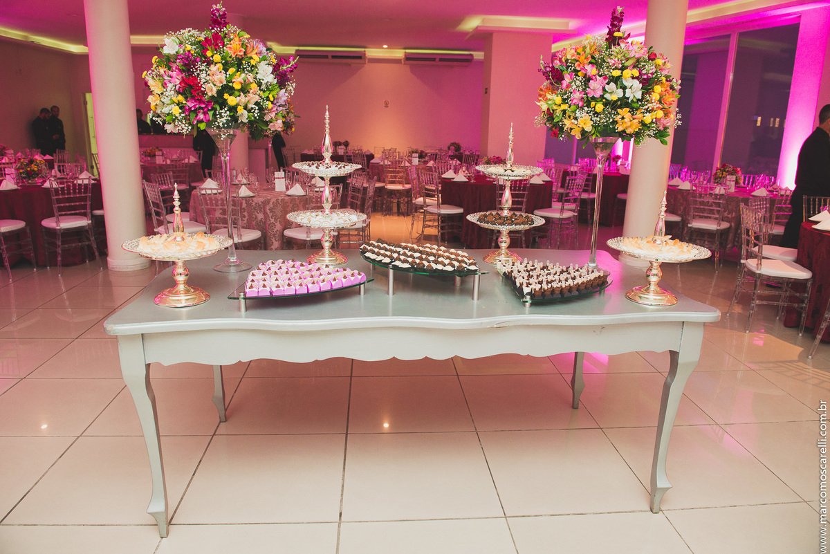 Detalhe da mesa de doces da decoração no salão santa fé eventos para a formatura.
