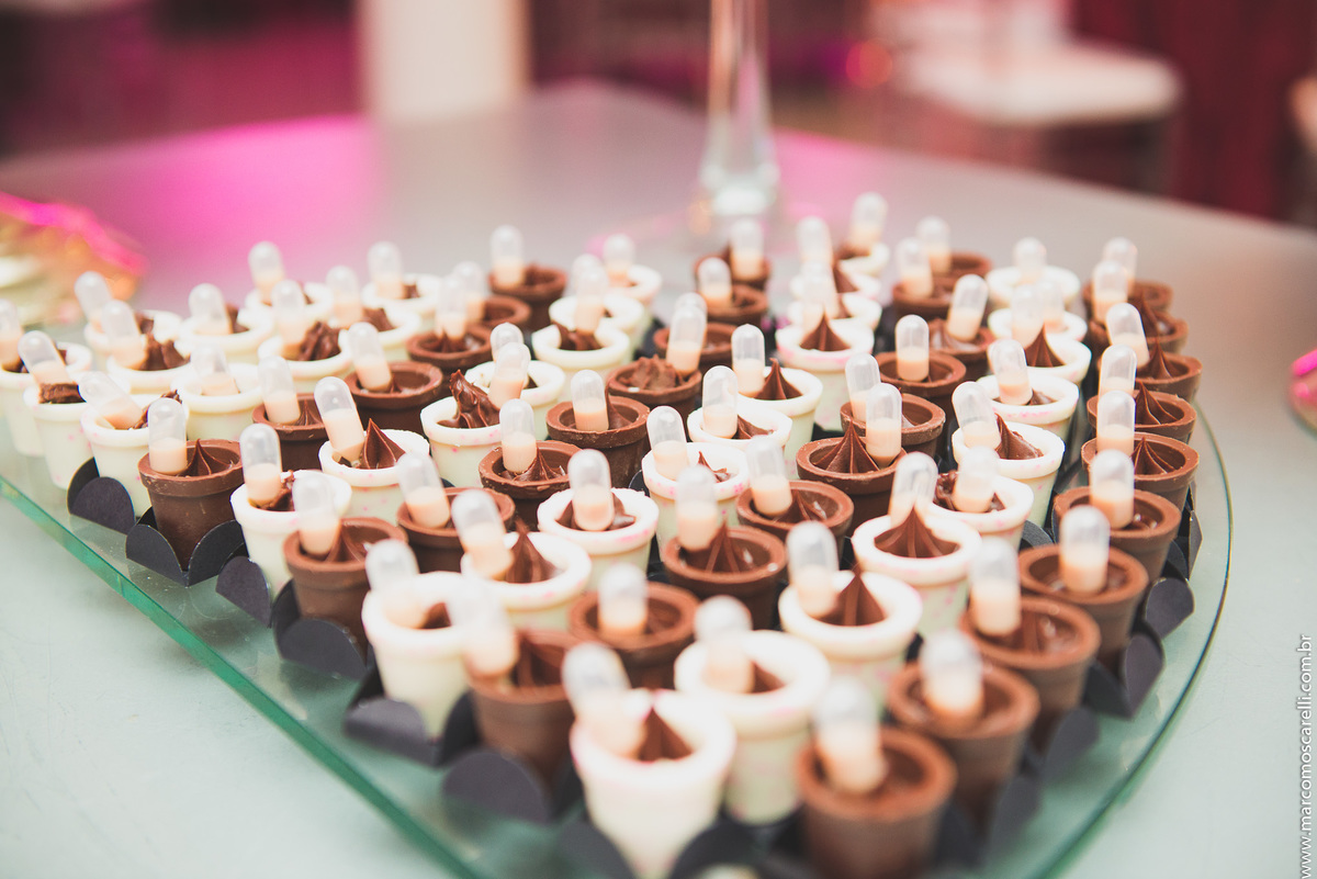 Detalhe da mesa de doces da decoração no salão santa fé eventos para a formatura.