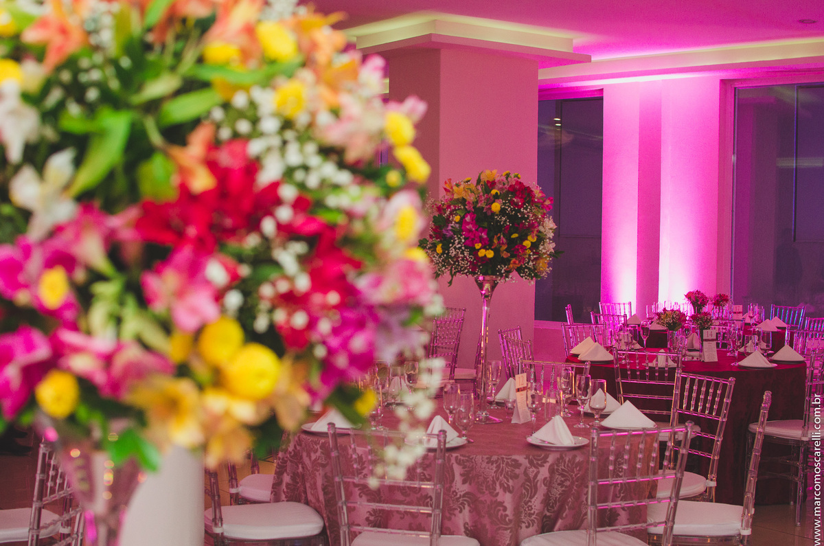 Detalhe da mesa de doces da decoração no salão santa fé eventos para a formatura.