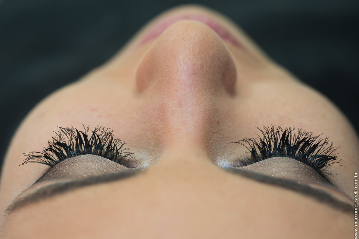 Detalhe da maquiagem da formanda momentos antes da formatura.