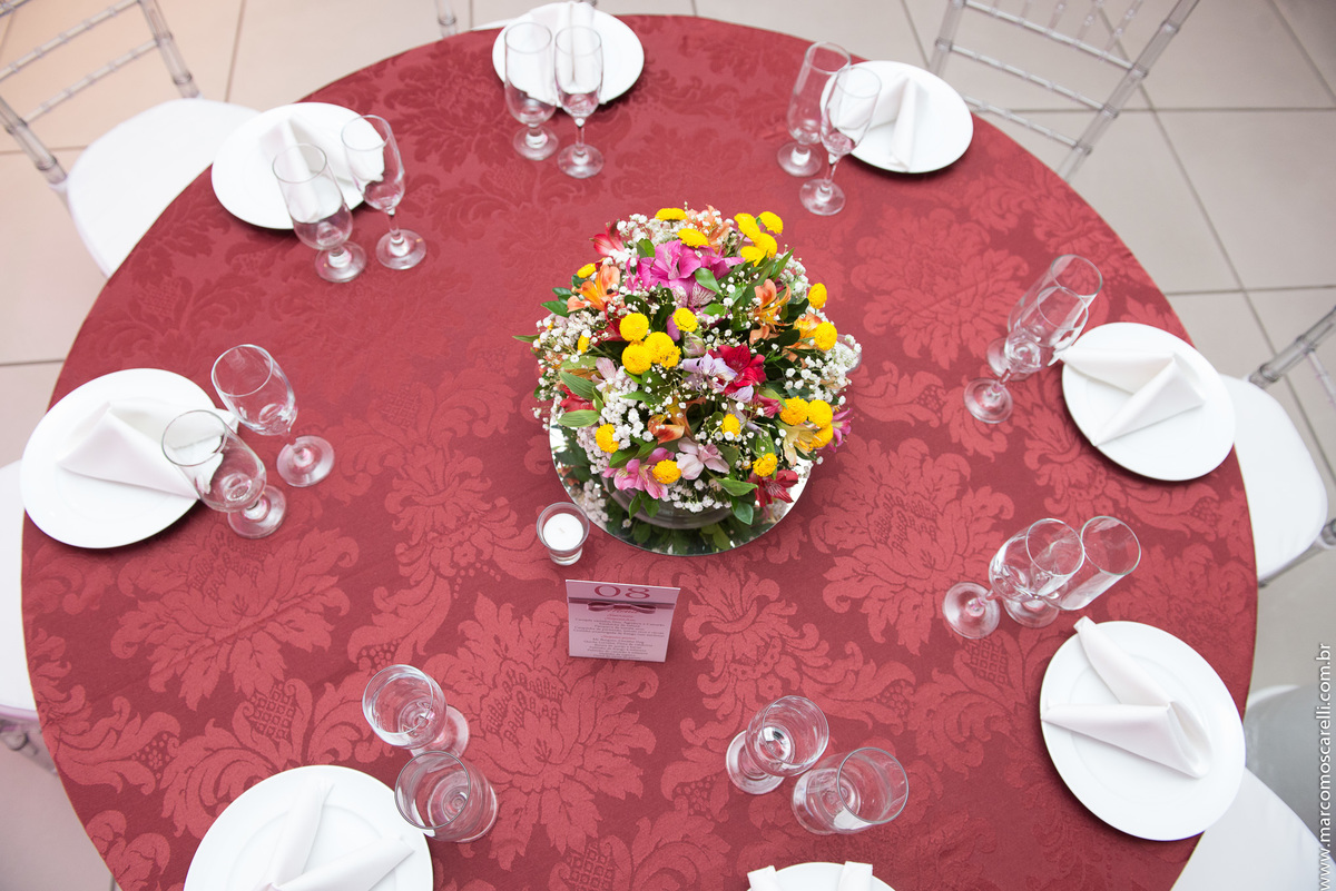 Detalhe da mesa de doces da decoração no salão santa fé eventos para a formatura.