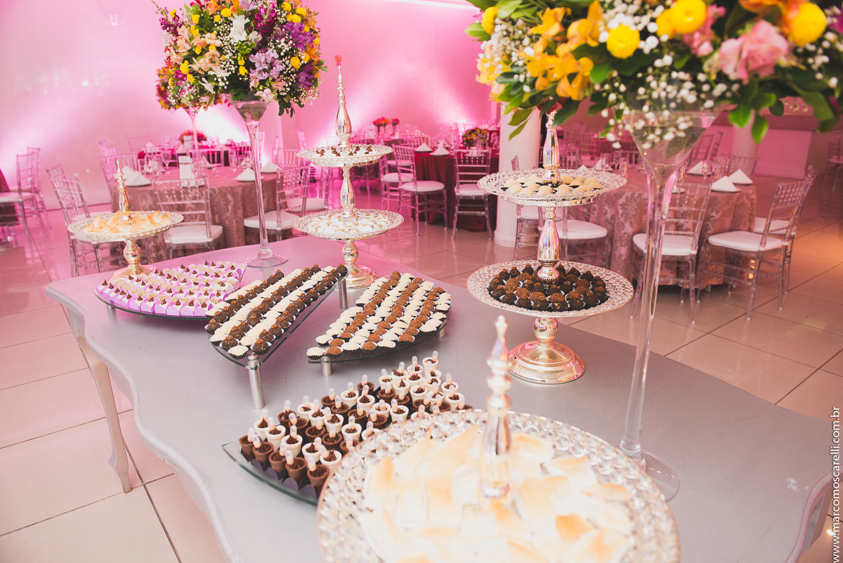 Detalhe da mesa de doces da decoração no salão santa fé eventos para a formatura.