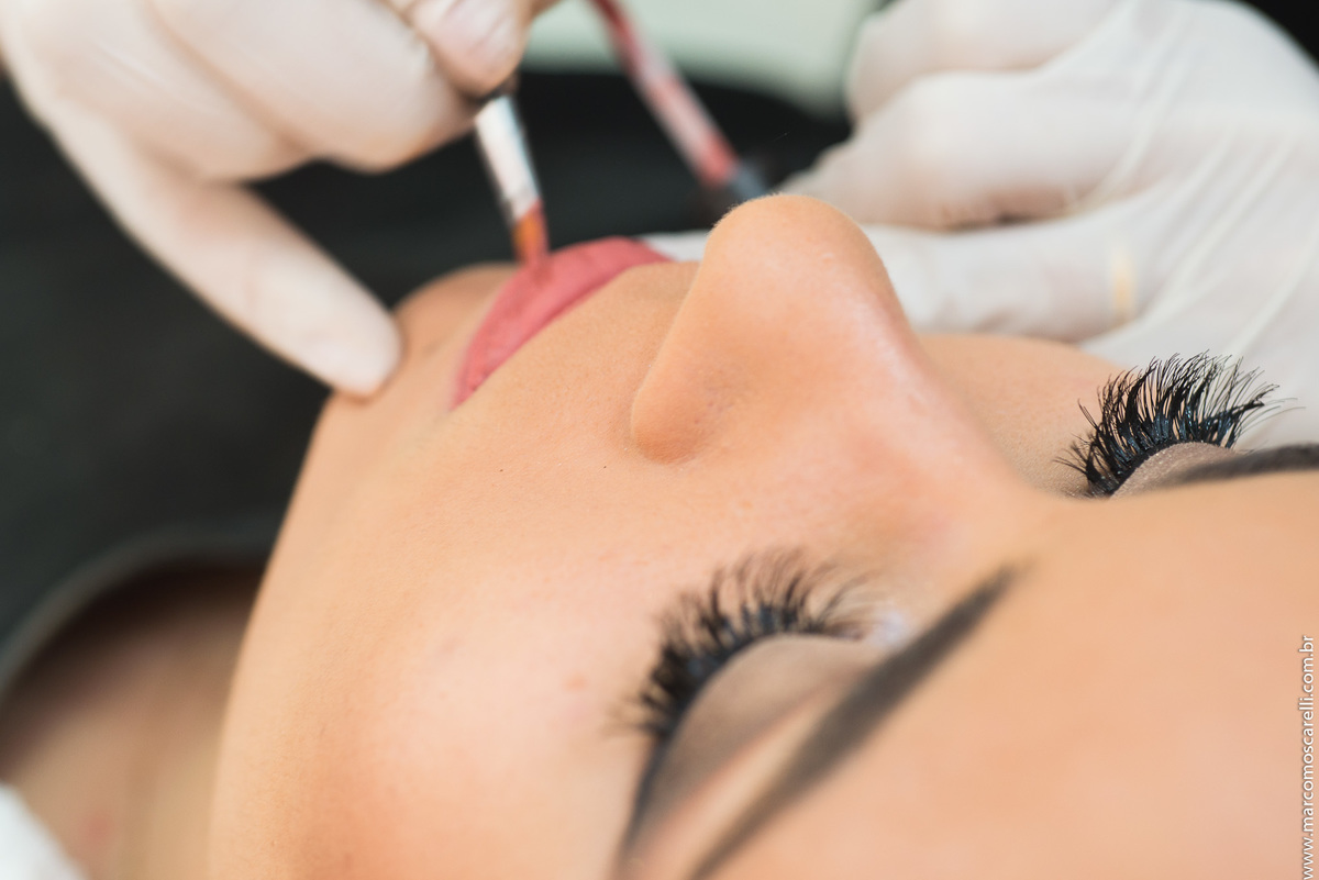 Detalhe da maquiagem da formanda momentos antes da formatura.