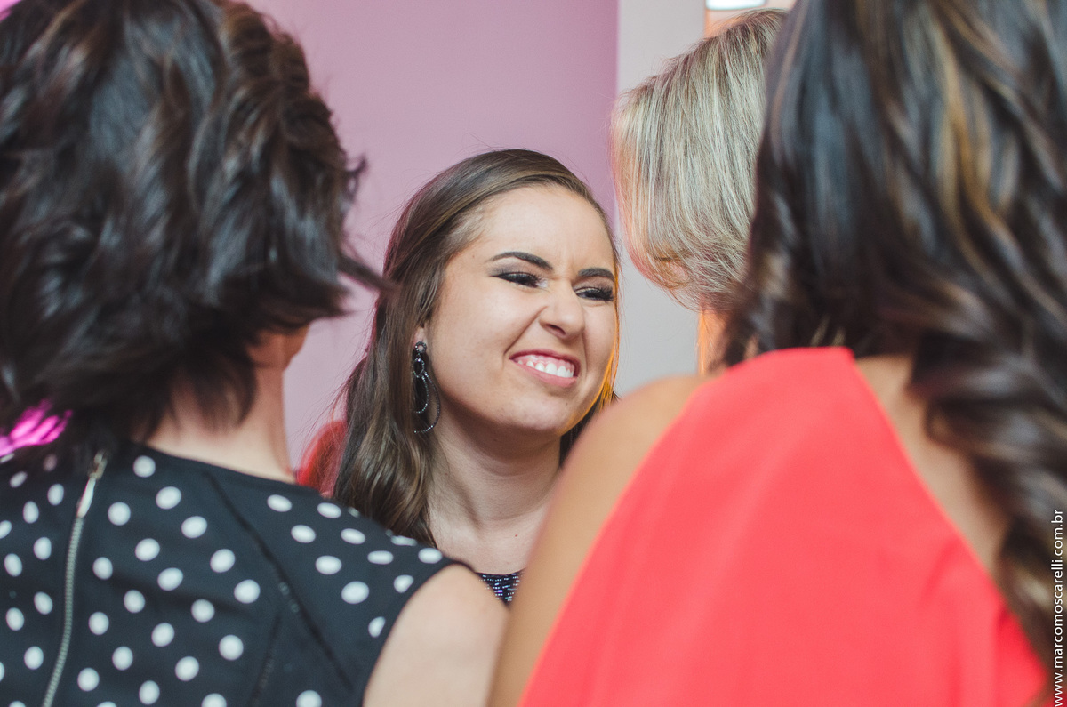 Foto descontraída e espontânea da formanda durante o a festa de formatura. 