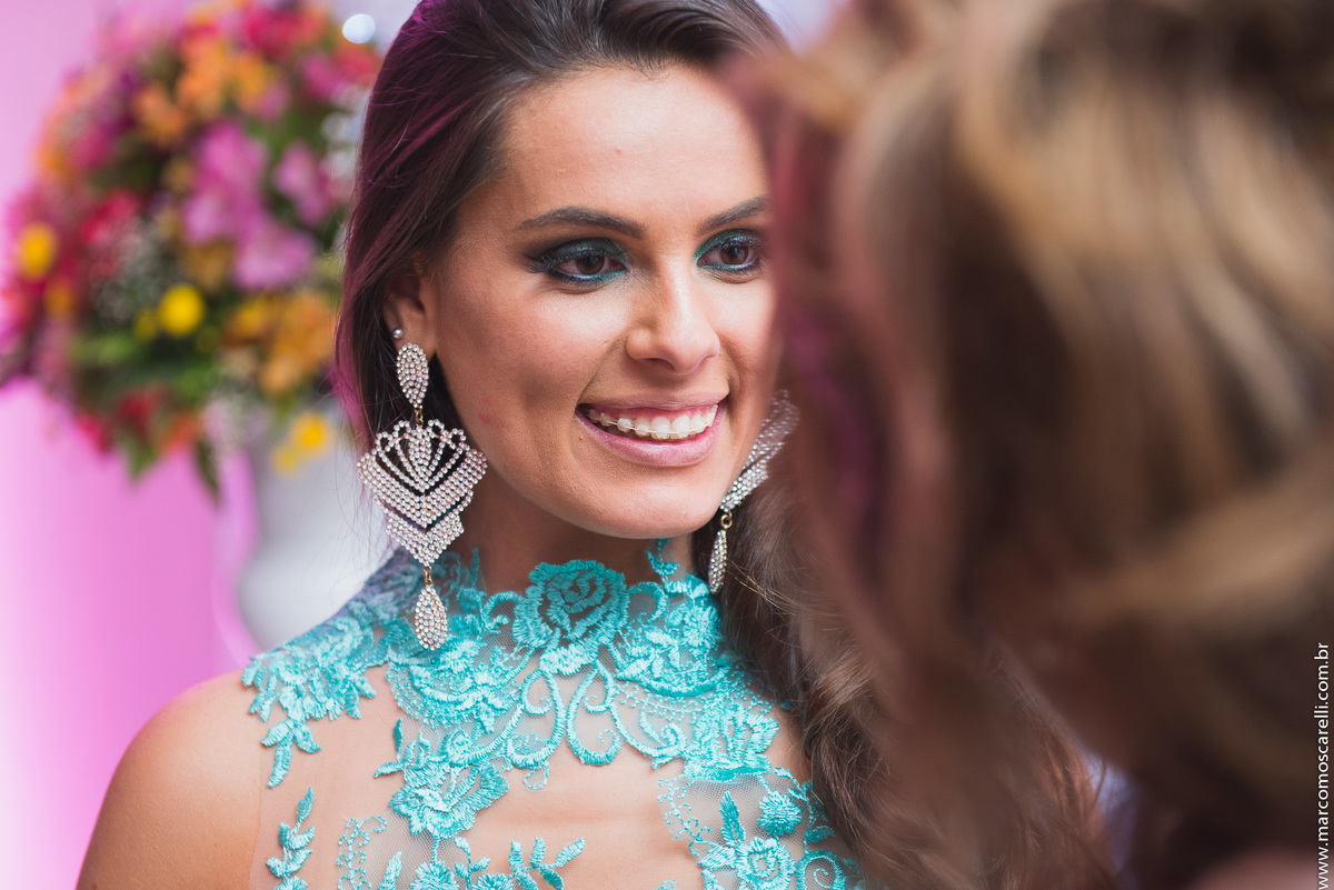 Foto descontraída e espontânea da formanda durante o a festa de formatura. 