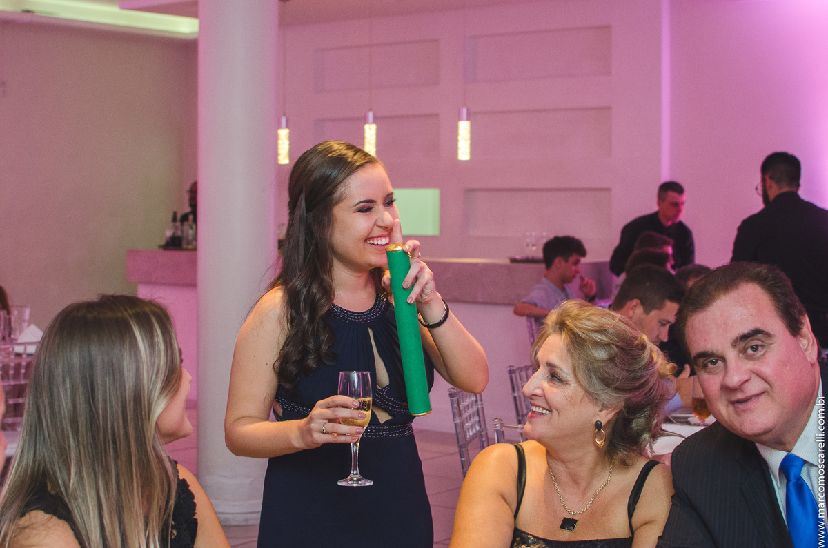 Foto descontraída e espontânea da formanda durante o a festa de formatura. 