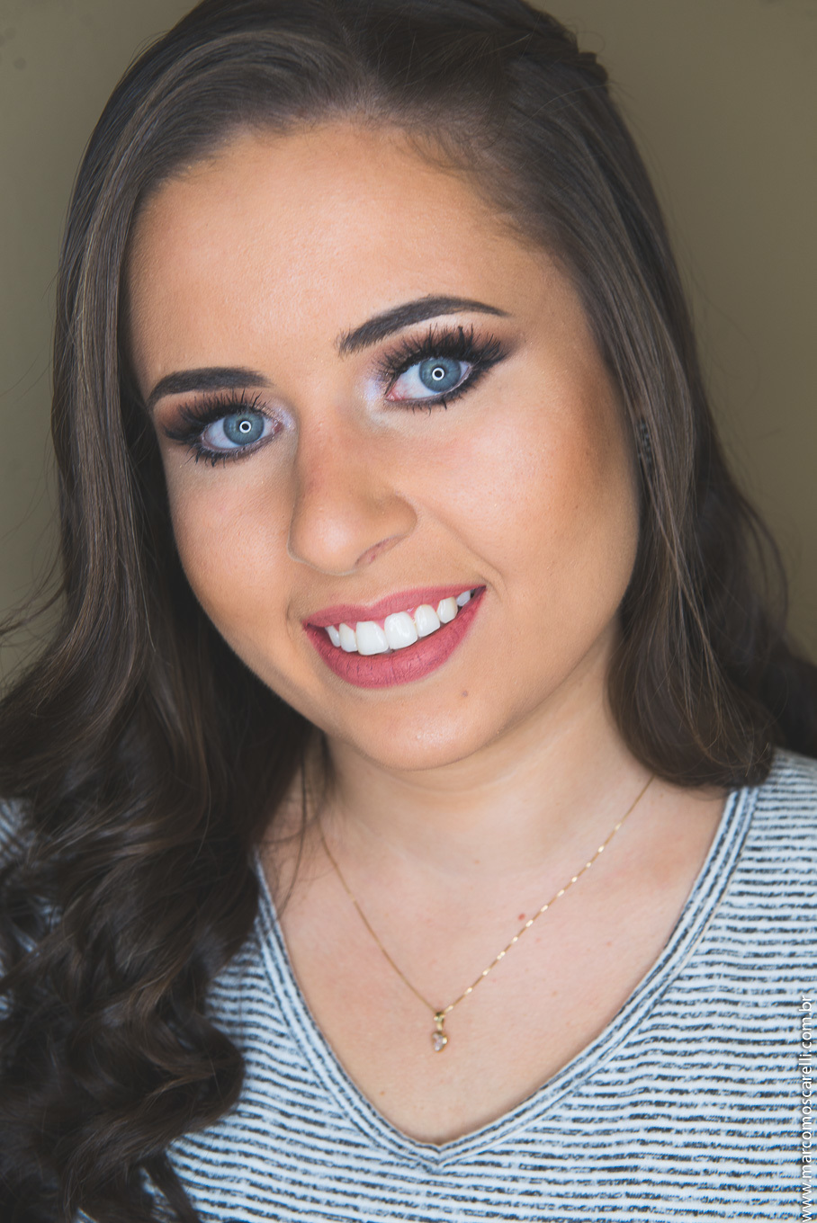 Retrato da formanda após o término da maquiagem pára a a formatura.